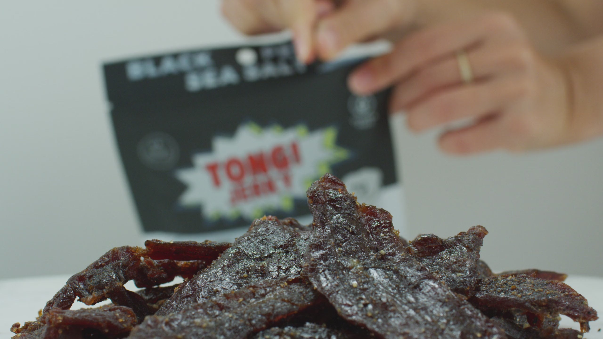 Cargar video: Tong Jerky texture showing all ingredients that go into our premium beef jerky.